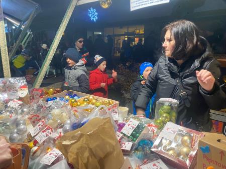 Praznični božično-novoletni bazar učencev OŠ Koroški jeklarji (12)
